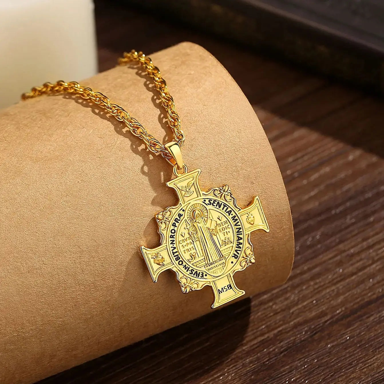 Collier Eudora en argent sterling 925 avec pendentif croix et médaille de Saint Benoît – Plaqué or 18 carats | Bijou de protection chrétien pour homme 