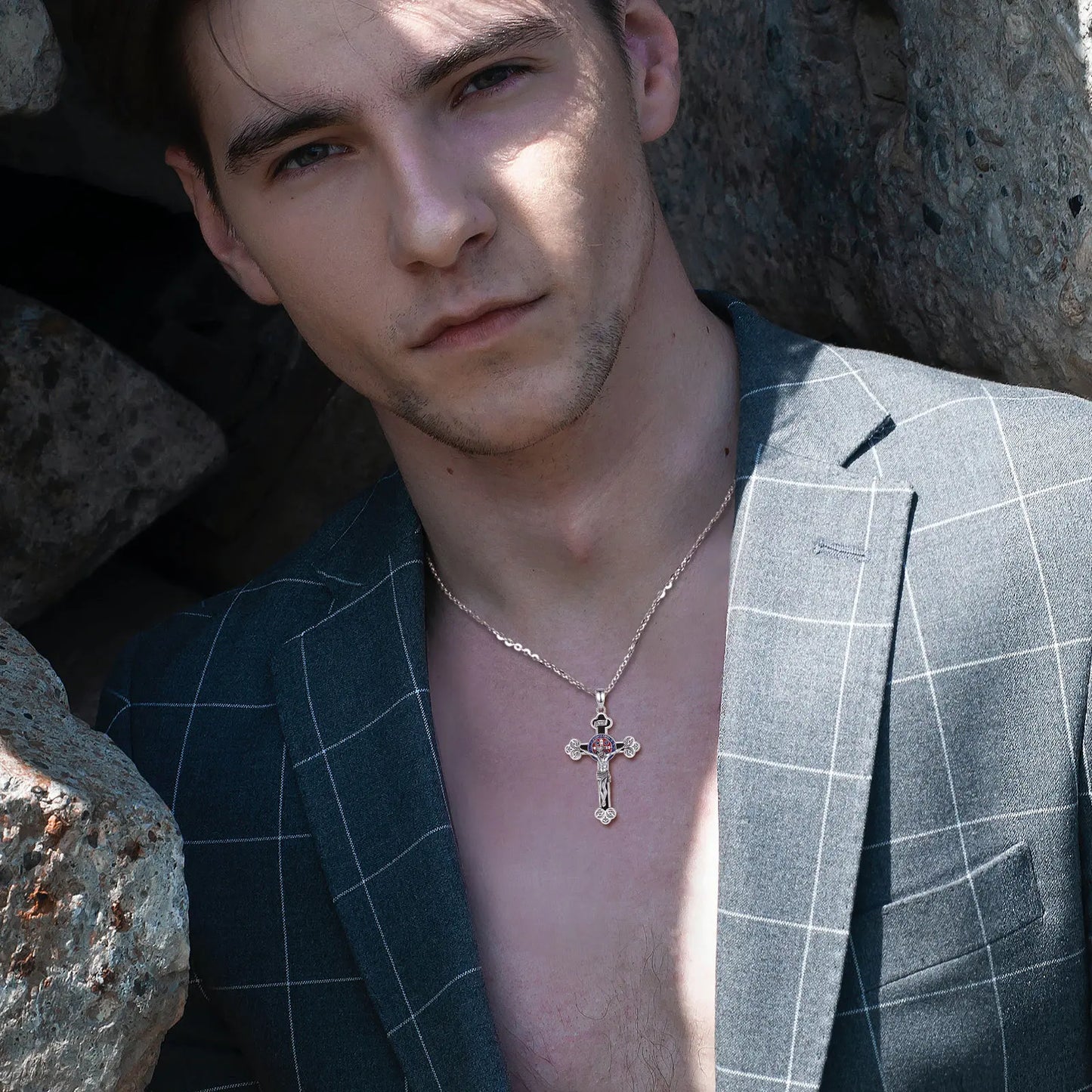 Collier Croix Crucifix Jésus en argent sterling 925 Eudora – Amulette en obsidienne et pendentif Saint Benoît | Bijou religieux