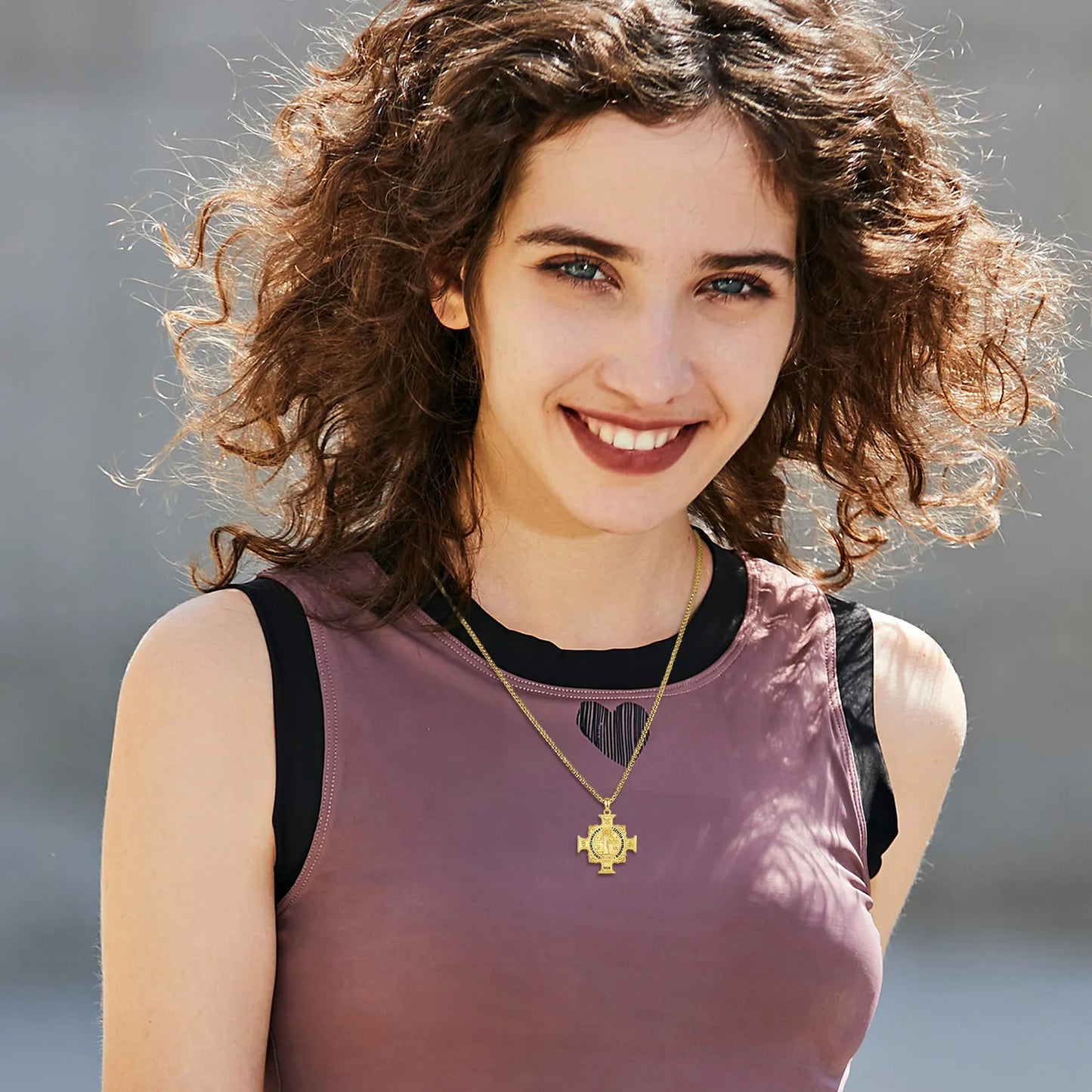 Collier Eudora en argent sterling 925 avec pendentif croix et médaille de Saint Benoît – Plaqué or 18 carats | Bijou de protection chrétien pour homme 