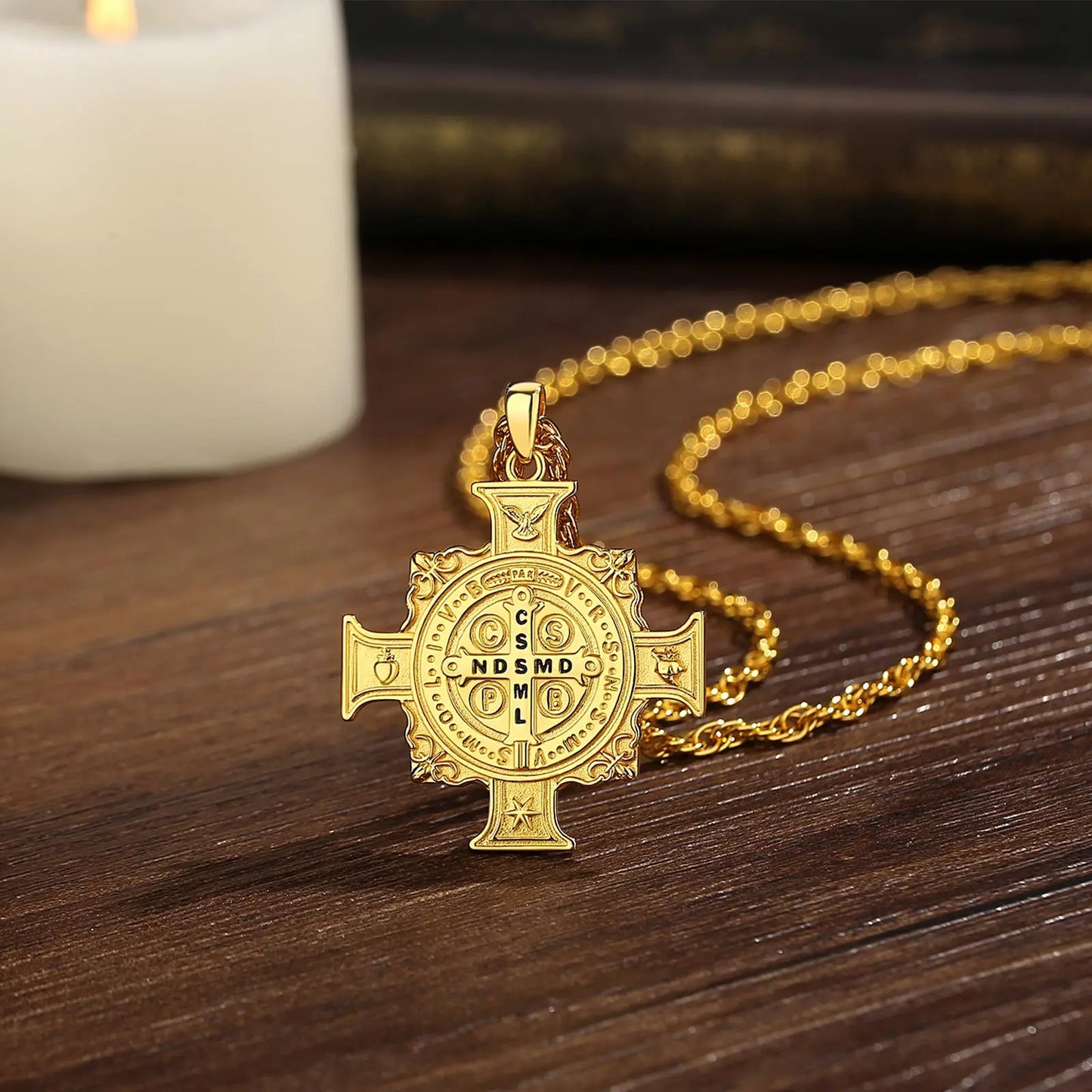 Collier Eudora en argent sterling 925 avec pendentif croix et médaille de Saint Benoît – Plaqué or 18 carats | Bijou de protection chrétien pour homme 