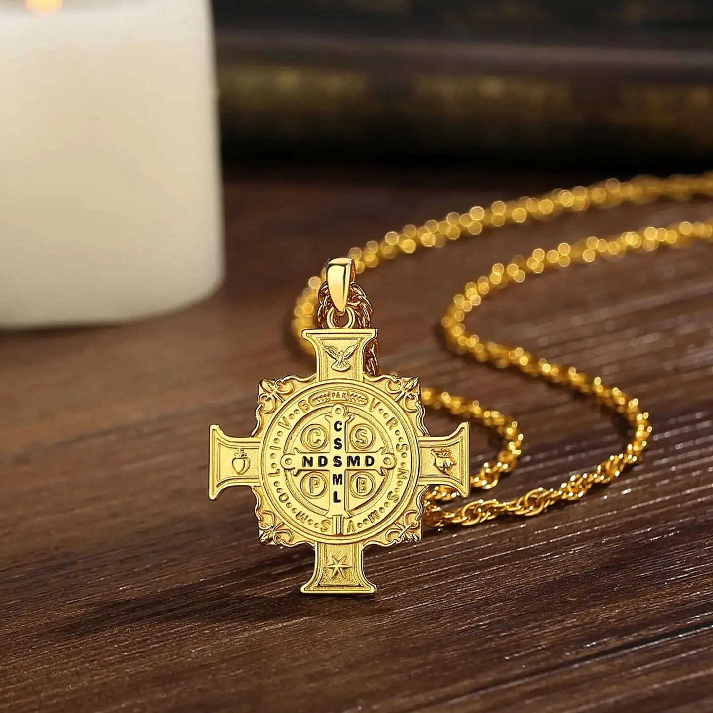 Collier Eudora en argent sterling 925 avec pendentif croix et médaille de Saint Benoît – Plaqué or 18 carats | Bijou de protection chrétien pour homme 